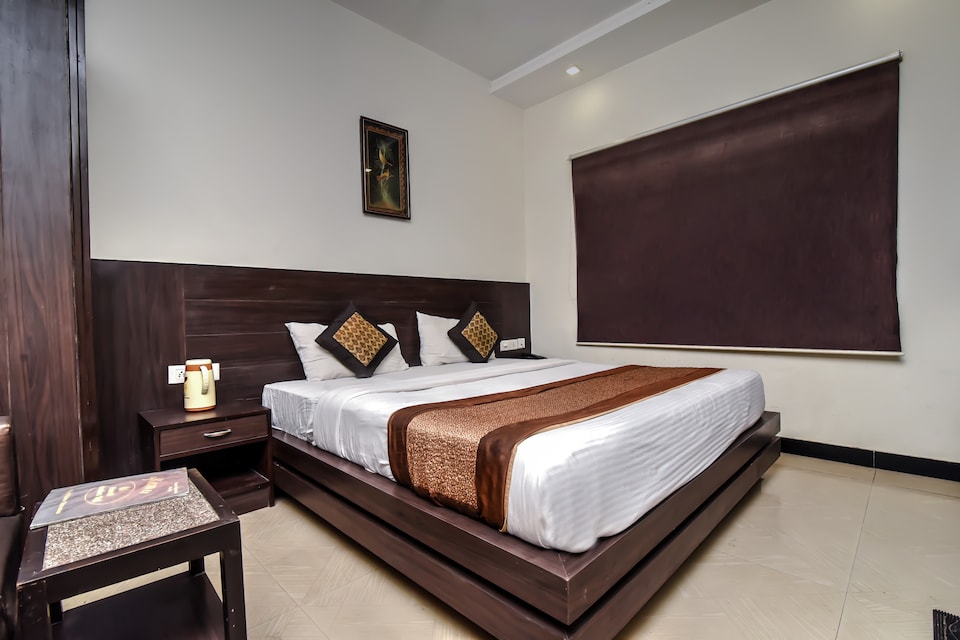 Capital O 4012 Hotel Agra Cantt, Corporate Complex, Agra