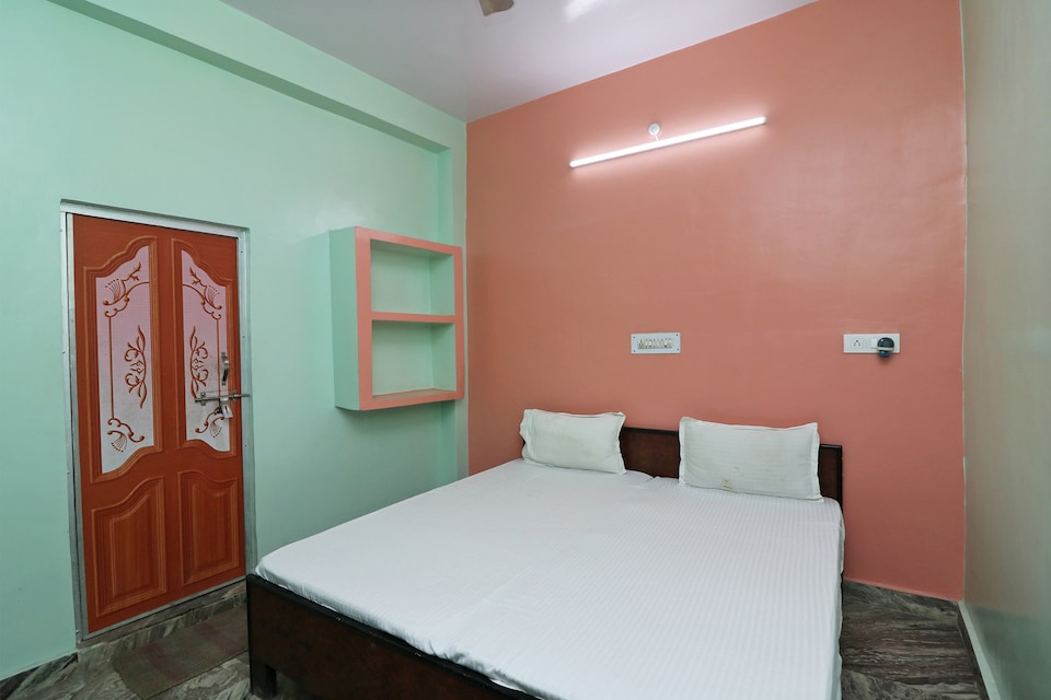 OYO 45150 Gopi Krishna Nishad Guesthouse, Mathura Station, Mathura