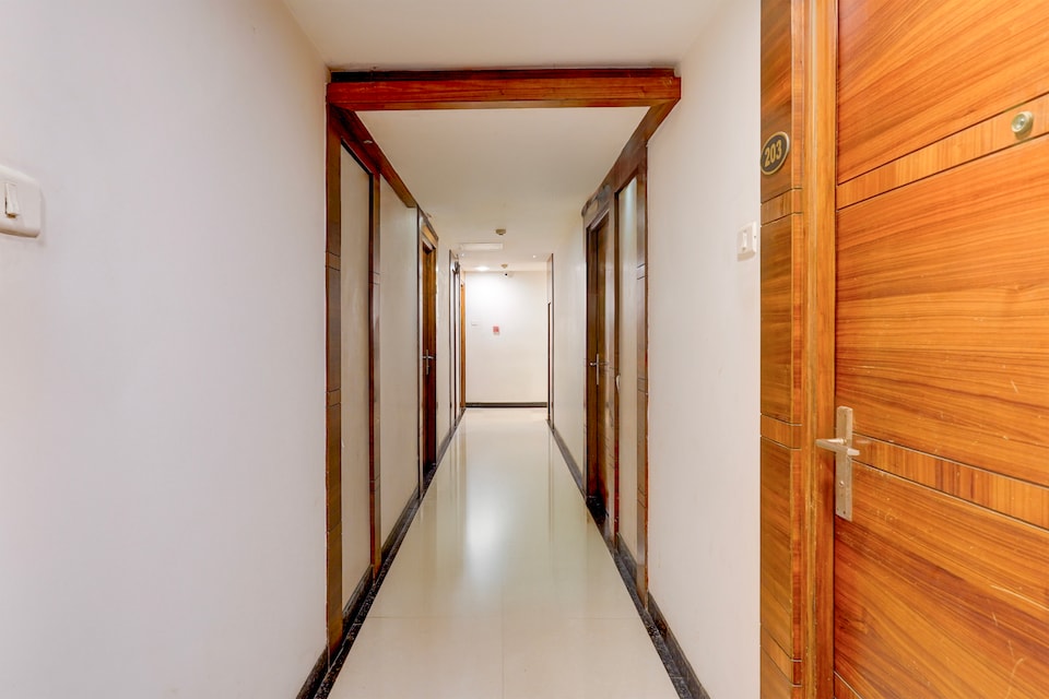 Super Townhouse Arcot Road Near Kauvery hospital, Vadapalani Chennai, Chennai