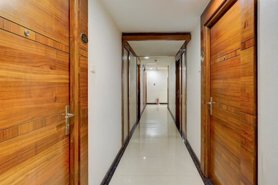 Super Townhouse Arcot Road Near Kauvery hospital, Vadapalani Chennai, Chennai