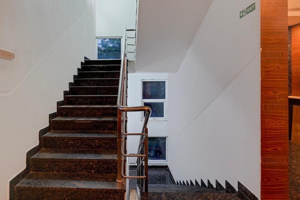 Super Townhouse Arcot Road Near Kauvery hospital, Vadapalani Chennai, Chennai