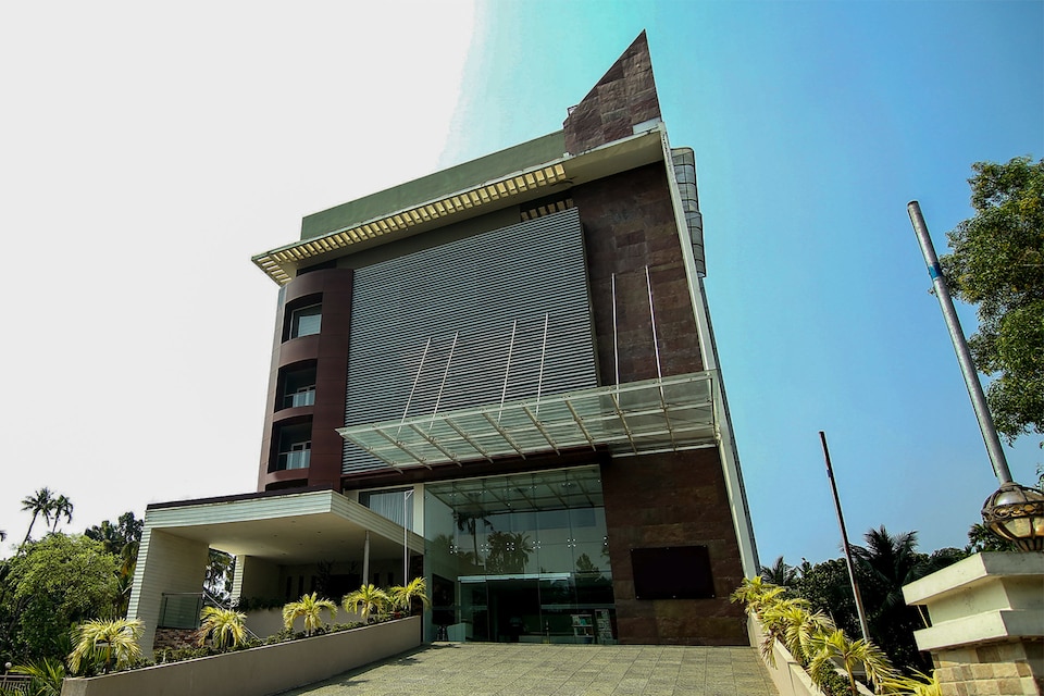 OYO 4077 Paravor Galaxy Hotel, Ankamaly Airport Kochi, Kochi