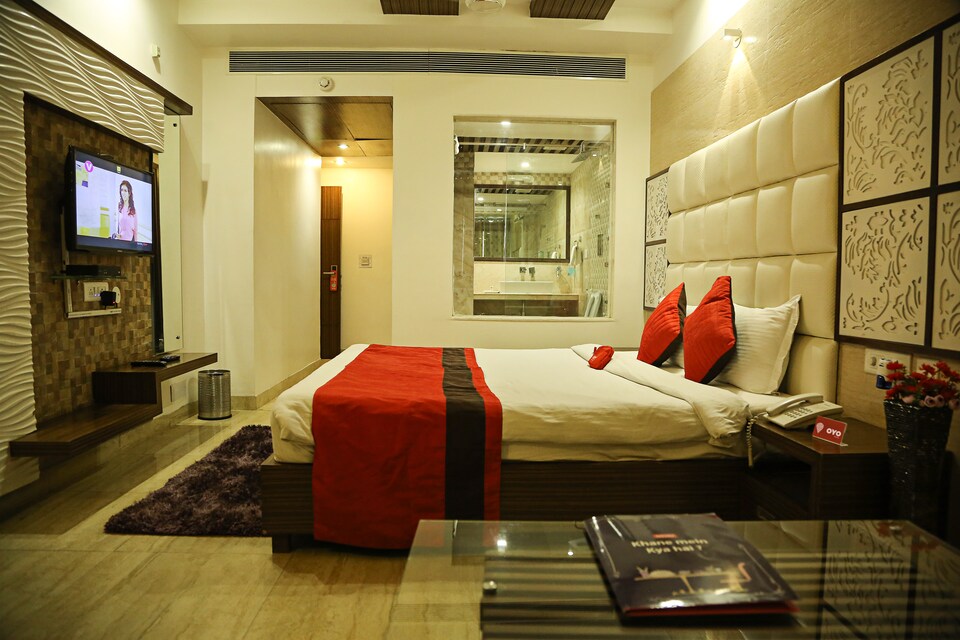 OYO 687 Hotel Emerald, Madhya Marg Chandigarh, Chandigarh