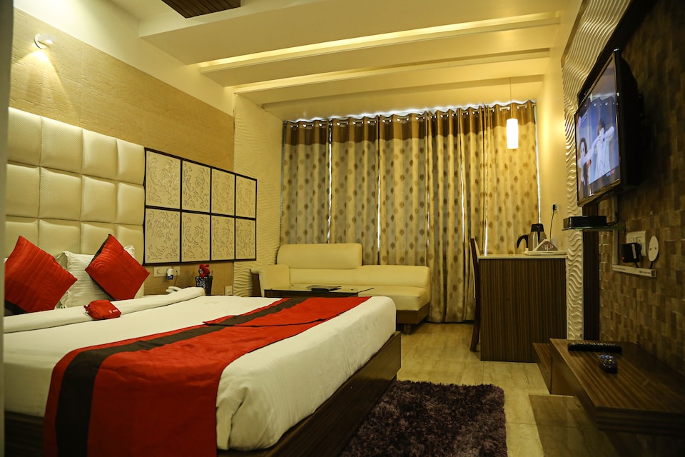 OYO 687 Hotel Emerald, Madhya Marg Chandigarh, Chandigarh