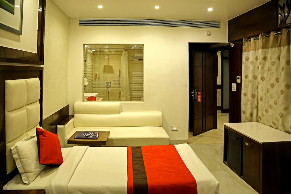 OYO 687 Hotel Emerald, Madhya Marg Chandigarh, Chandigarh