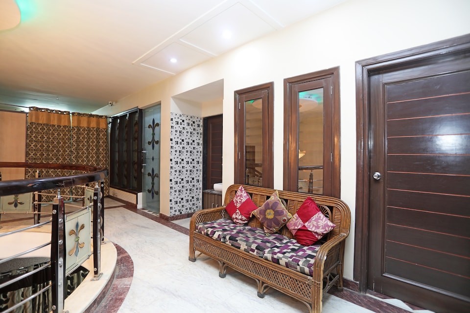 Hotel O Taj East Gate Metro Station Formerly Queen Palace, Fatehabad Road, Agra