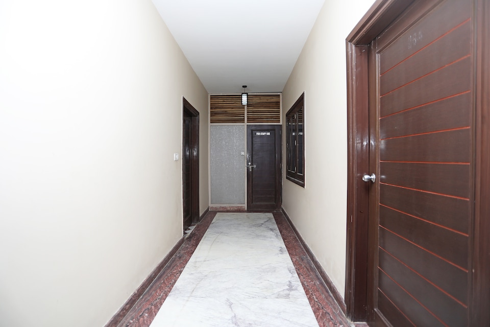 Hotel O Taj East Gate Metro Station Formerly Queen Palace, Fatehabad Road, Agra