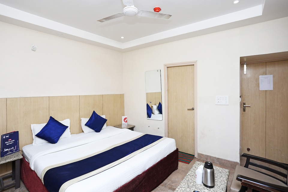 OYO 694 Hotel Malik Residency, 80 FT Road Kanpur, Kanpur