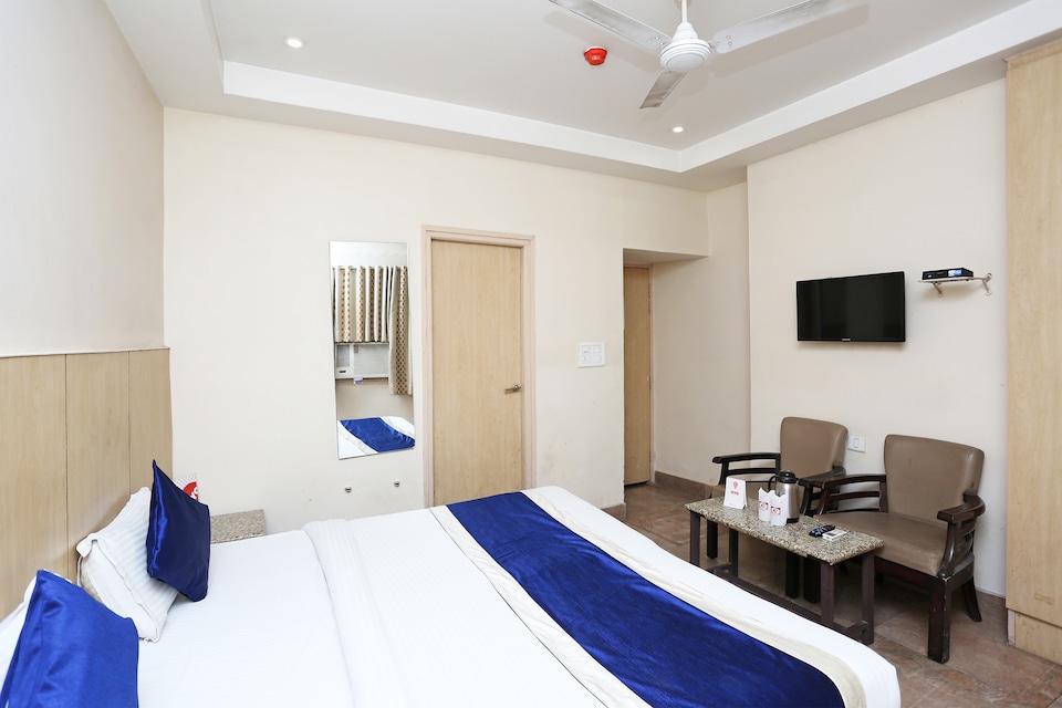 OYO 694 Hotel Malik Residency, 80 FT Road Kanpur, Kanpur
