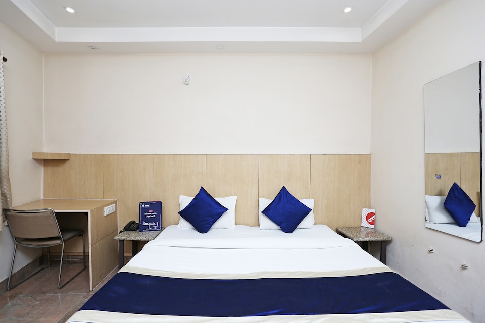 OYO 694 Hotel Malik Residency, 80 FT Road Kanpur, Kanpur