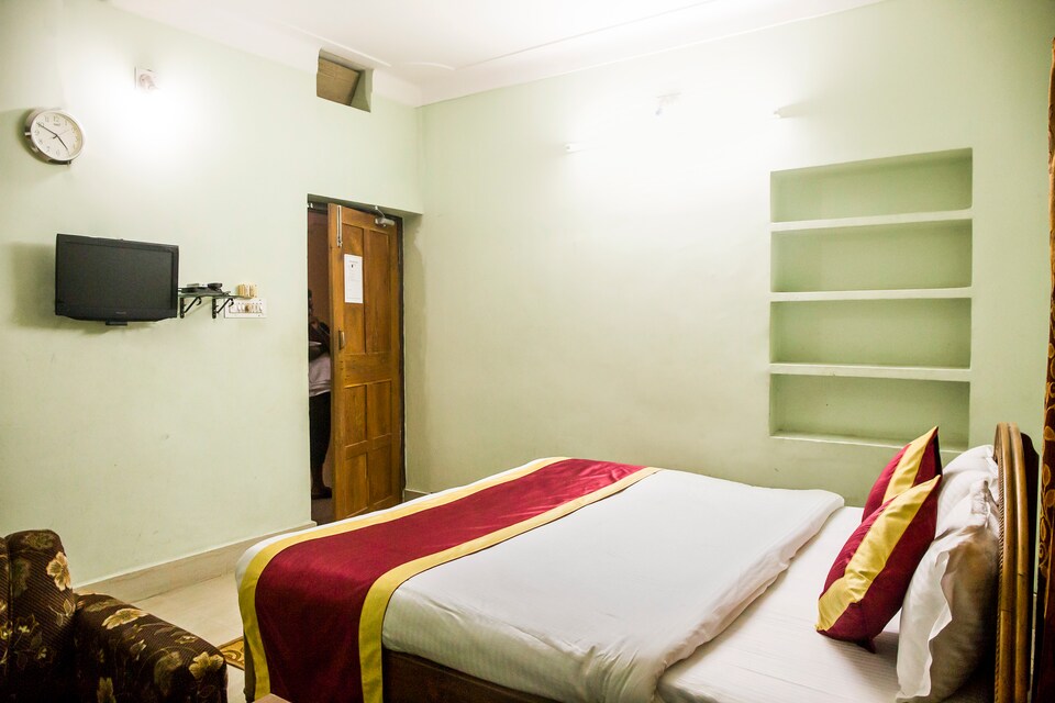 OYO 4180 near Kalinga Hospital, Jaidev Vihar, Bhubaneswar