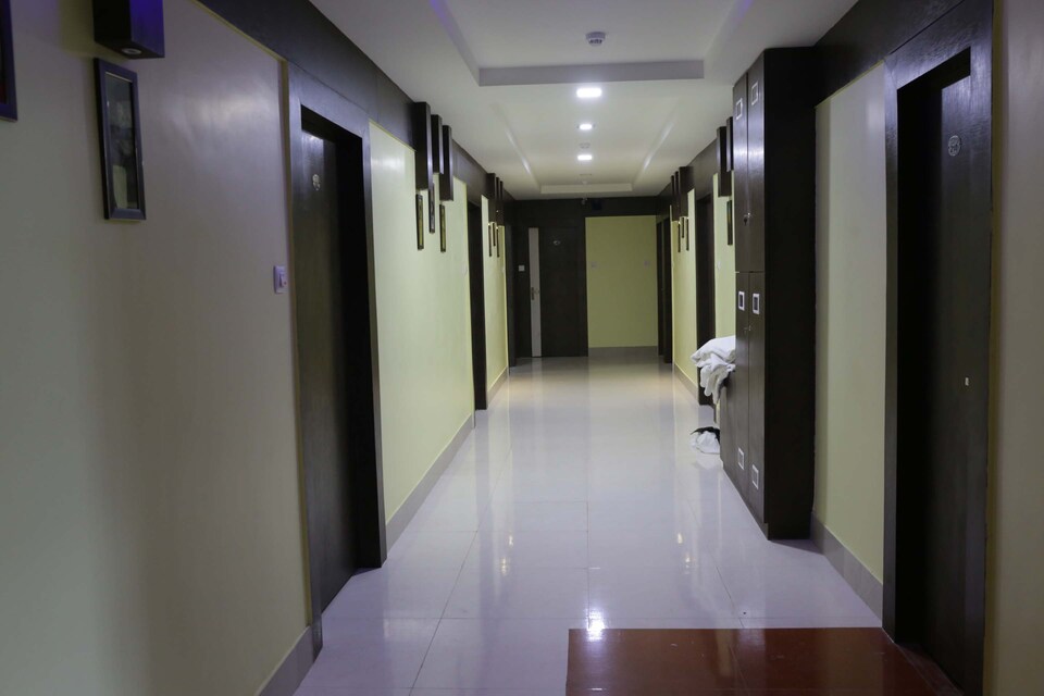 OYO 4218 Z International, Jaidev Vihar, Bhubaneswar