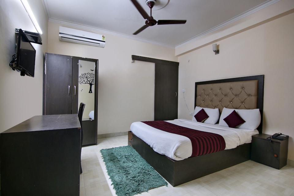 OYO 709 Hotel Cross Winds, Noida Industrial Area Mamura, Noida