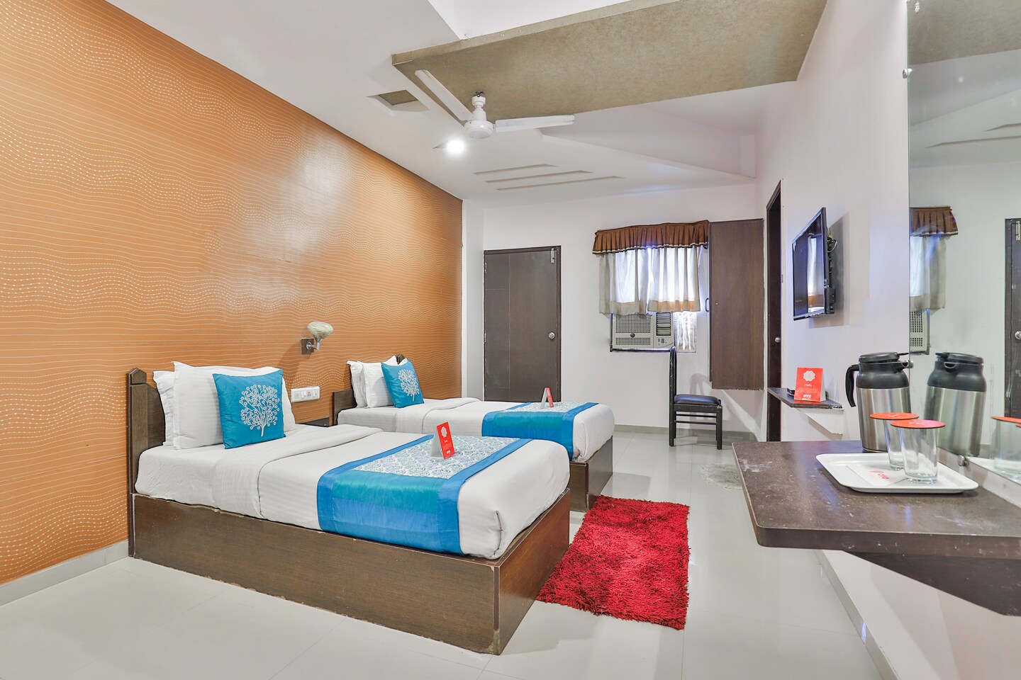 OYO 711 Hotel Crystal Ahmedabad - Ahmedabad Hotel Reviews, Photos