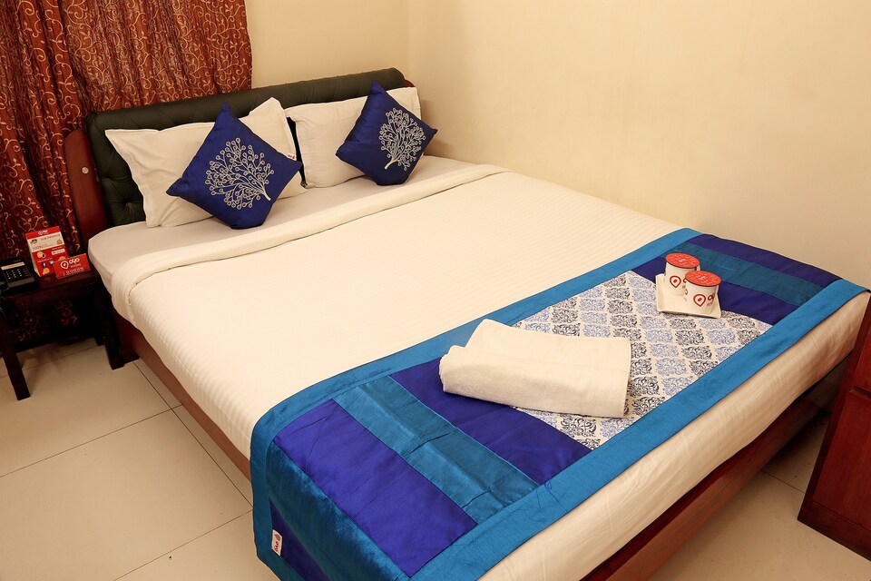 OYO 4351 near Lake Market, Gariahat Kolkata, Kolkata