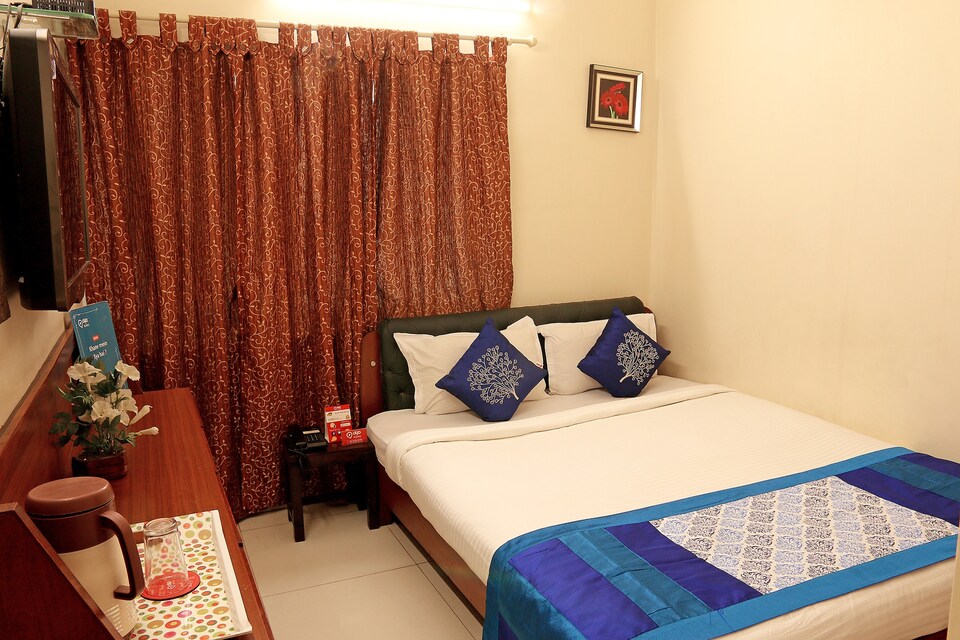 OYO 4351 near Lake Market, Gariahat Kolkata, Kolkata