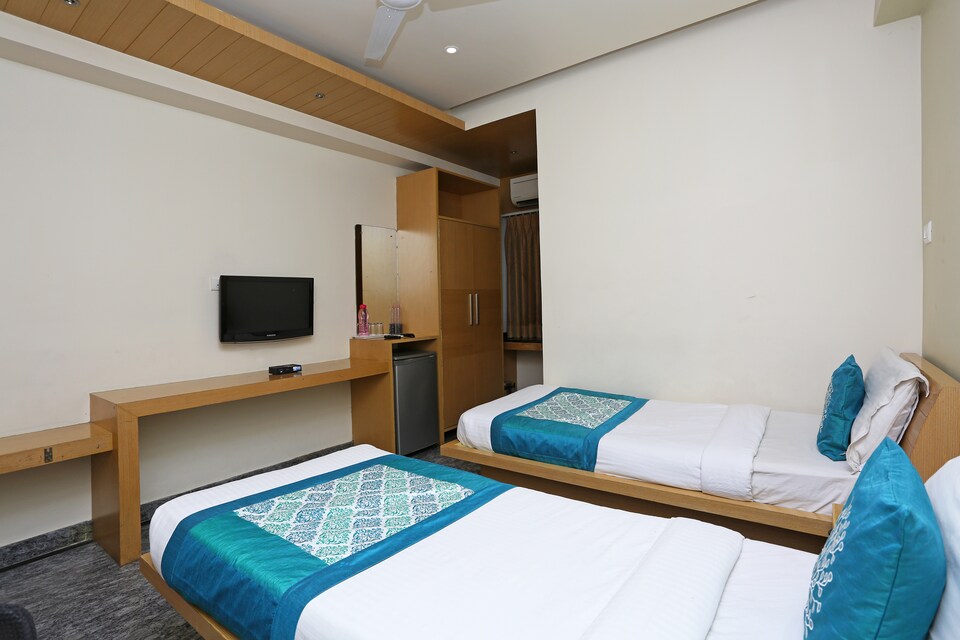 OYO 732 DLF, Gachibowli-II, Hyderabad