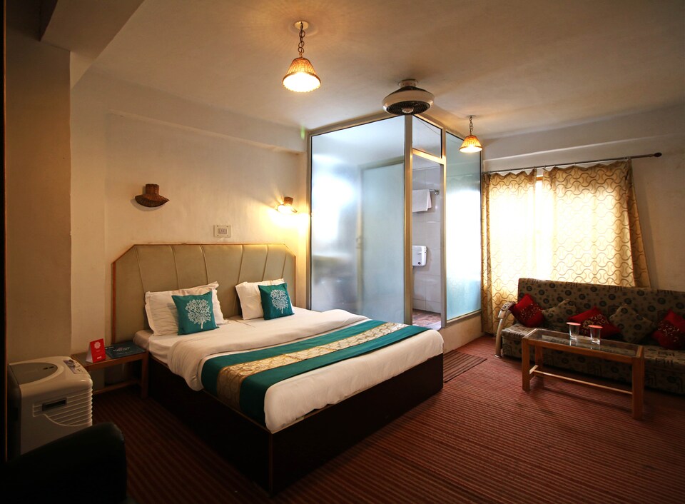 OYO 4444 Hotel Wadera's Living, Lal Chowk Srinagar, Srinagar