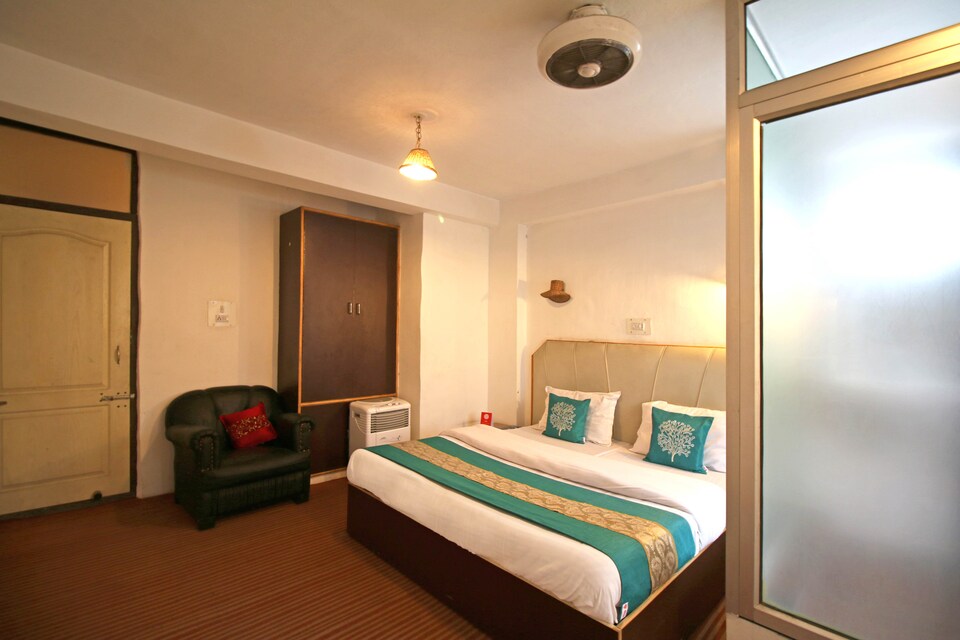 OYO 4444 Hotel Wadera's Living, Lal Chowk Srinagar, Srinagar