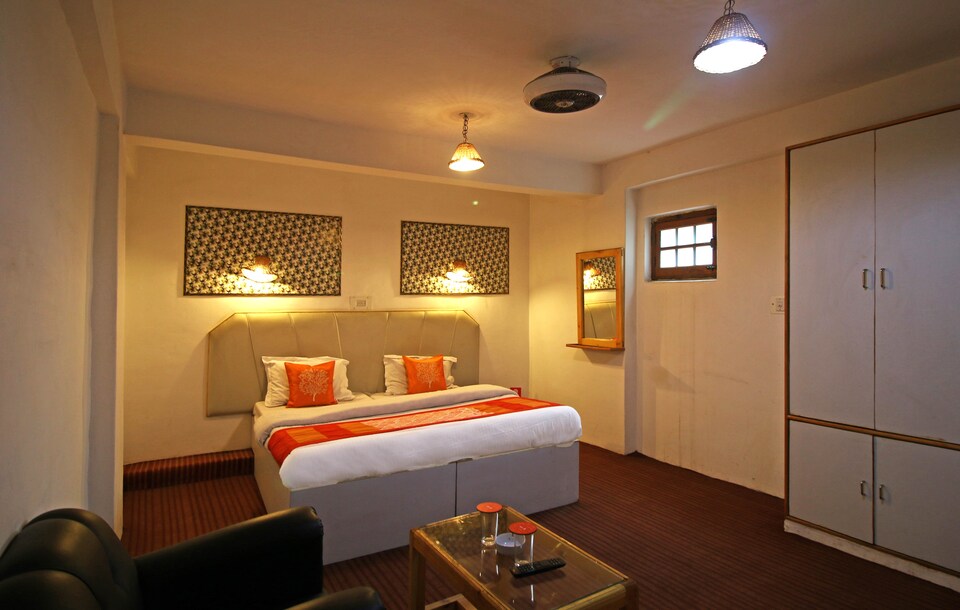 OYO 4444 Hotel Wadera's Living, Lal Chowk Srinagar, Srinagar