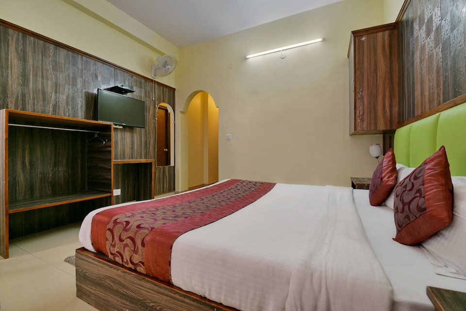 OYO Hotel Super Mall Residency, Library Chowk Mussoorie, Mussoorie