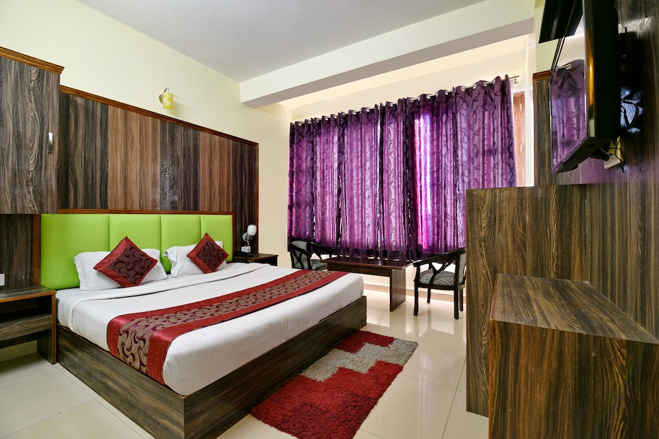 OYO Hotel Super Mall Residency, Library Chowk Mussoorie, Mussoorie