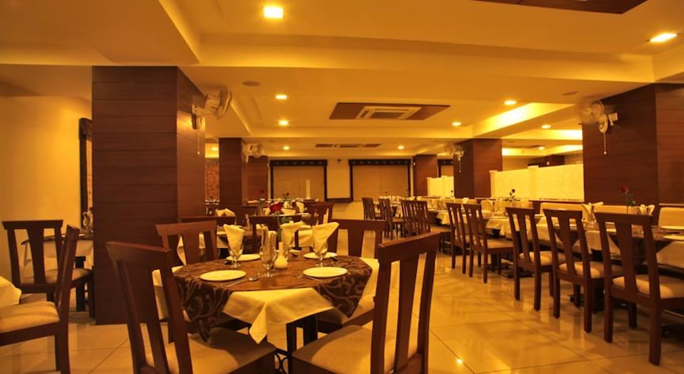 OYO 742 Hotel Kings Park, Bhawarkua Indore, Indore