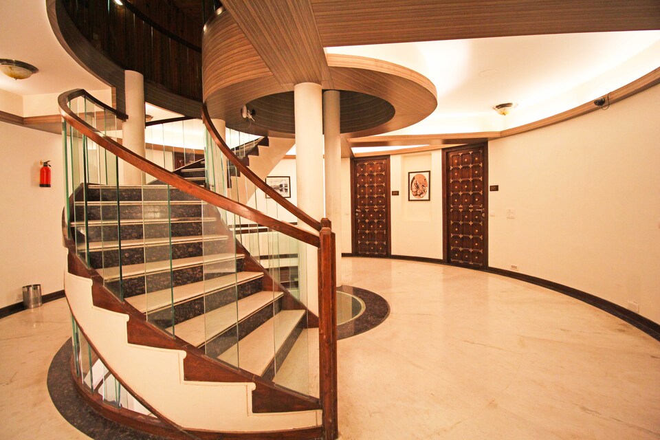 OYO 4512 Royal Khazir Boutique, Dalgate Srinagar, Srinagar