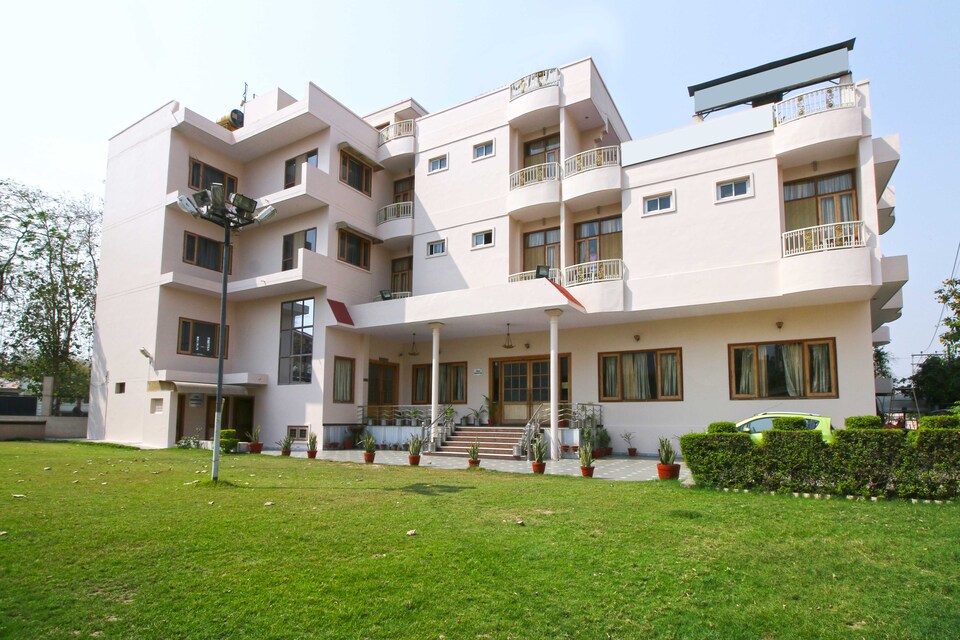 OYO 4553 Hotel Chandra Pushp Palace, Corporate Complex, Agra