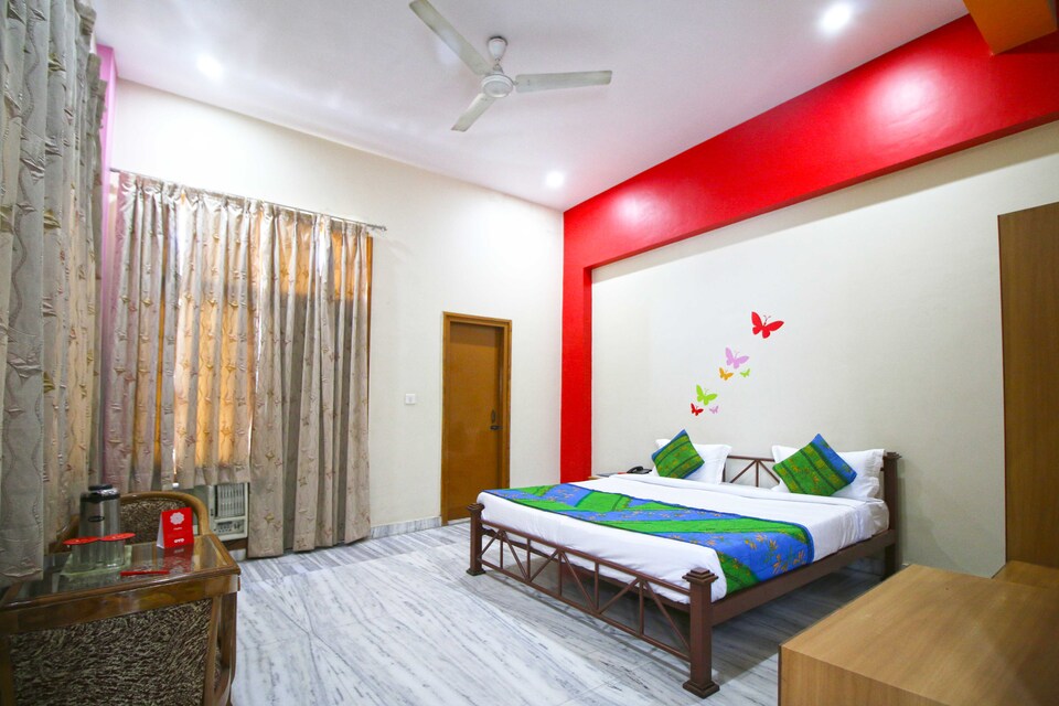 OYO 4553 Hotel Chandra Pushp Palace, Corporate Complex, Agra
