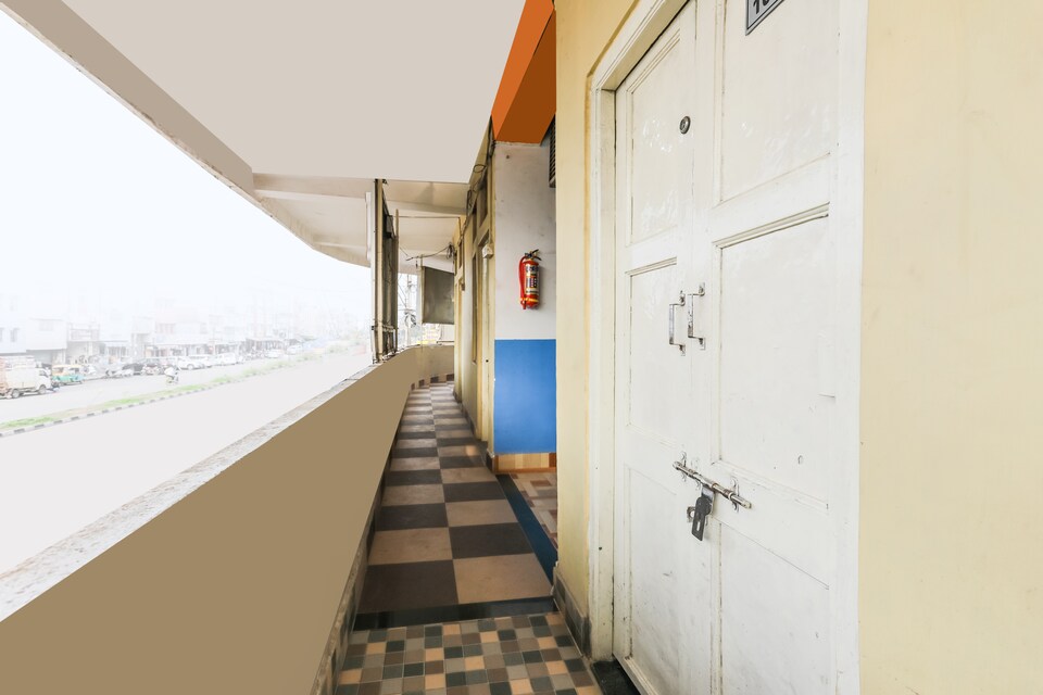 SPOT ON 45378 Chaman Lodge, Bhawarkua Indore, Indore
