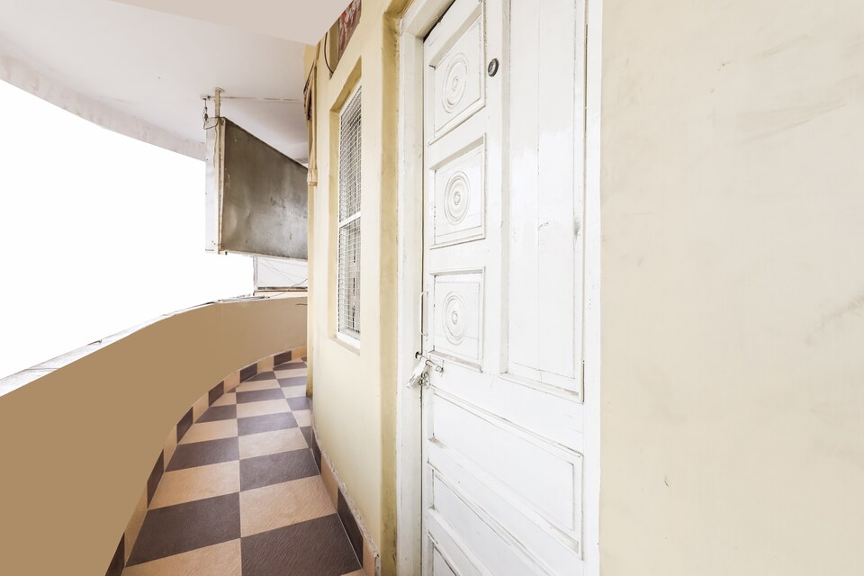 SPOT ON 45378 Chaman Lodge, Bhawarkua Indore, Indore