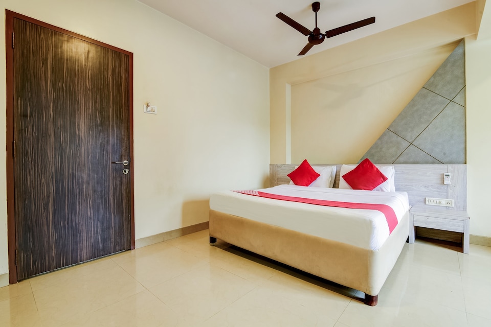 OYO 45424 Hotel Lakshmi Palace, Mumbai Borivali-Dahisar-Mira Road, Mumbai