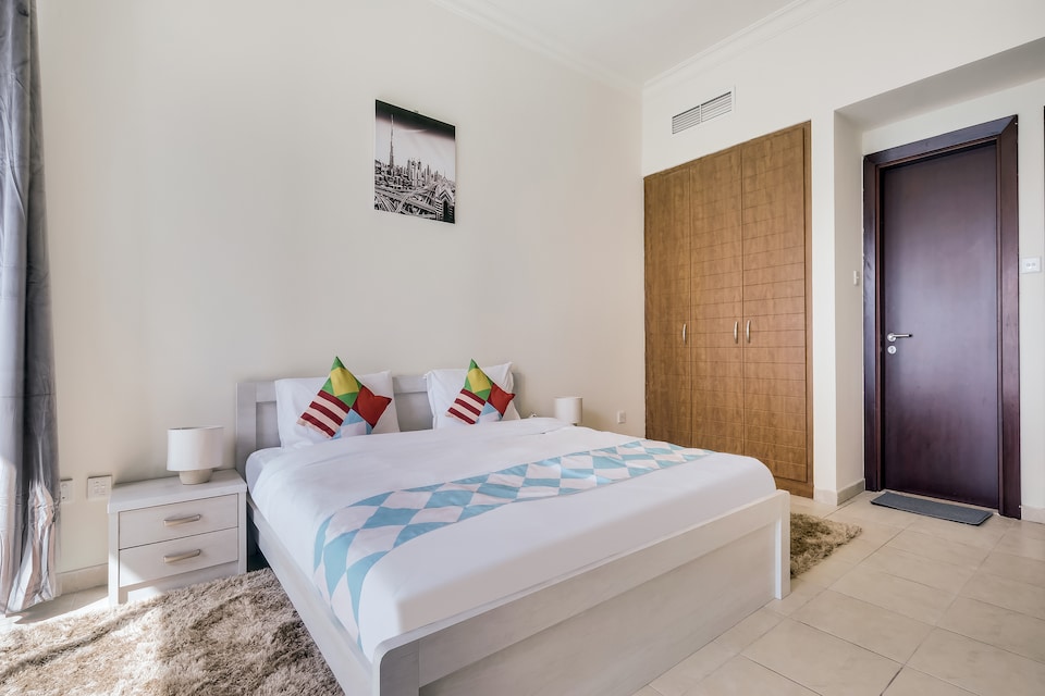 OYO Home 2121BHK V3 Tower, Jumeirah Lake Towers Dubai, Dubai
