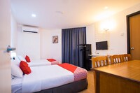 OYO 43963 T Signature Hotel