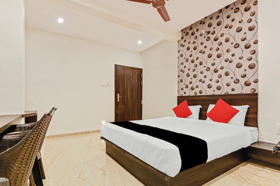 Collection O 45581 Mantra Delux, Kharadi, Pune