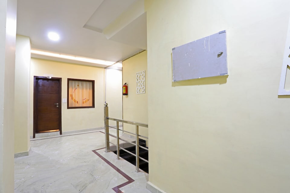 Hotel O salt and pepper restaurant and hotel, Fatehabad Road, Agra
