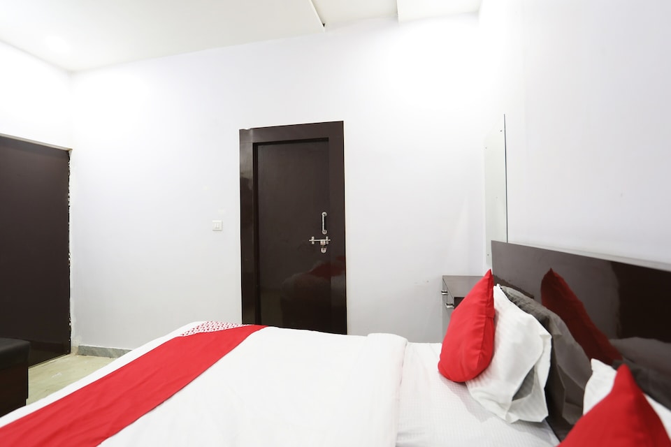 Hotel O salt and pepper restaurant and hotel, Fatehabad Road, Agra