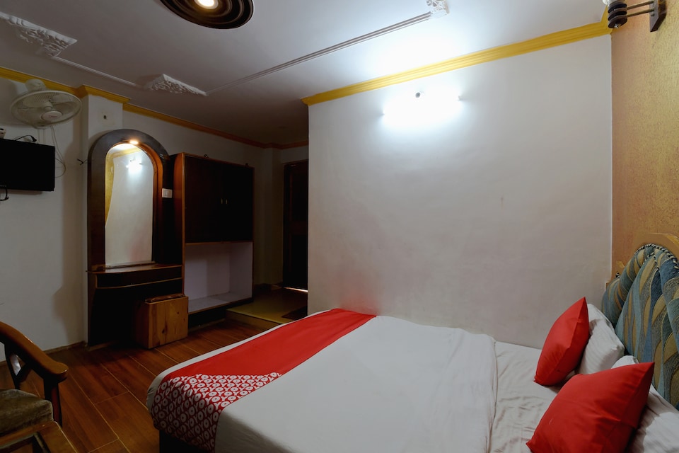 OYO 45690 The Paramount Inn, Mall Road Manali, Manali