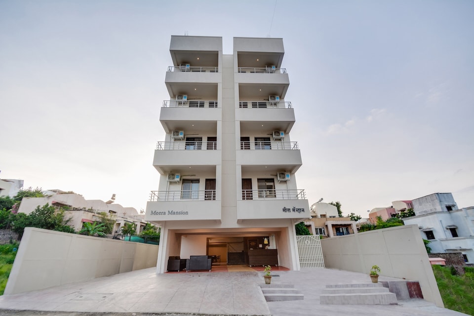 Capital O Mountain High Inn, Pune Camp, Pune