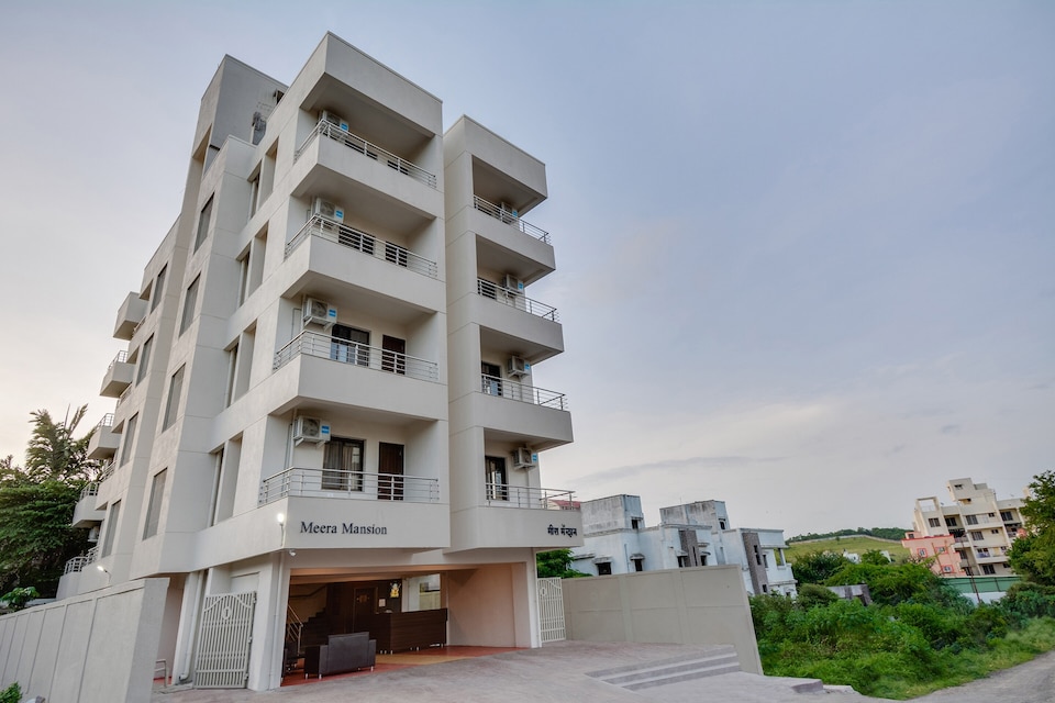 Capital O Mountain High Inn, Pune Camp, Pune