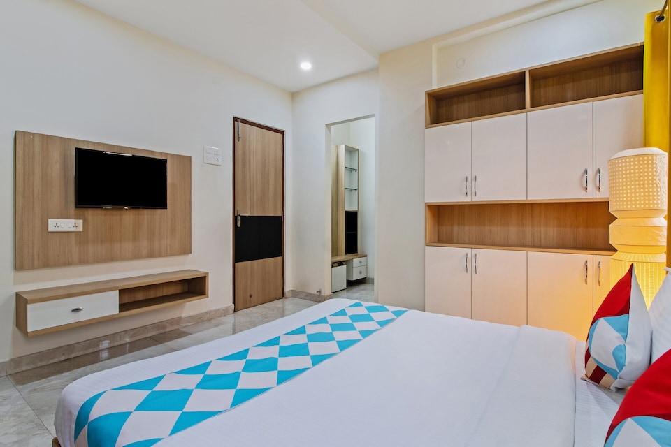OYO Classic Stay Saroornagar Stadium Near Miraj Cinemas - Shalini Shivani, LB Nagar-Uppal, Hyderabad