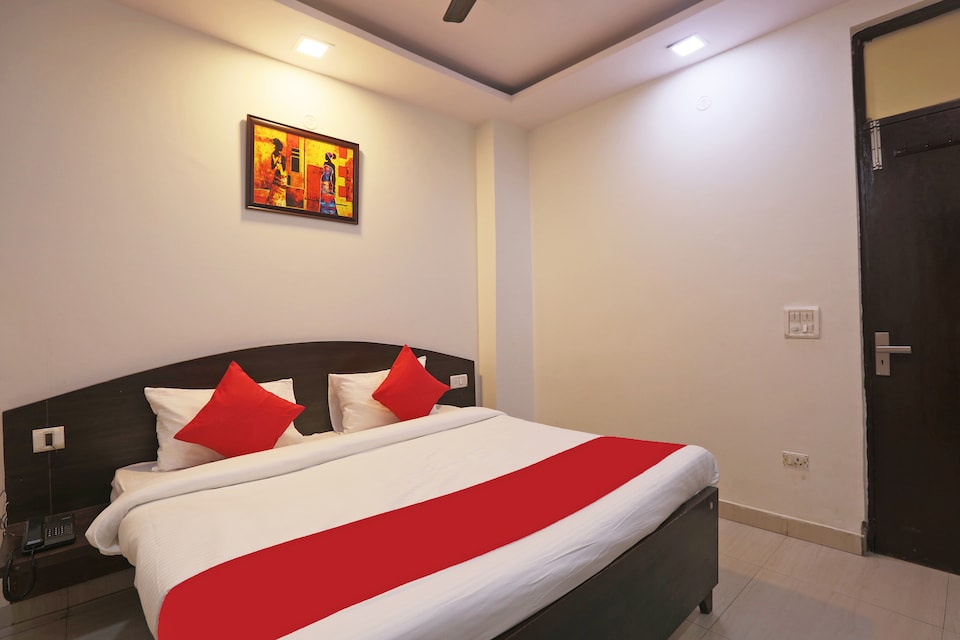 OYO Silver Residency Near V3s Mall, Anand Vihar Delhi, Delhi