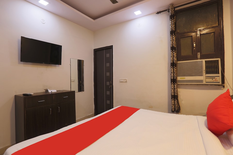 OYO Silver Residency Near V3s Mall, Anand Vihar Delhi, Delhi