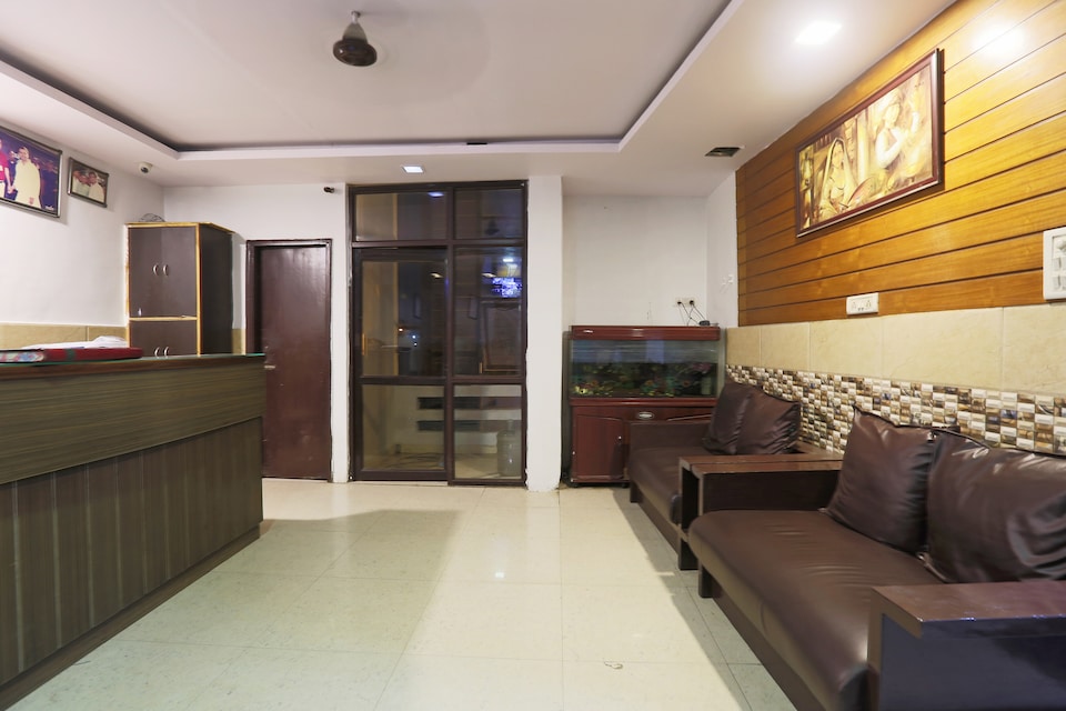 OYO Silver Residency Near V3s Mall, Anand Vihar Delhi, Delhi