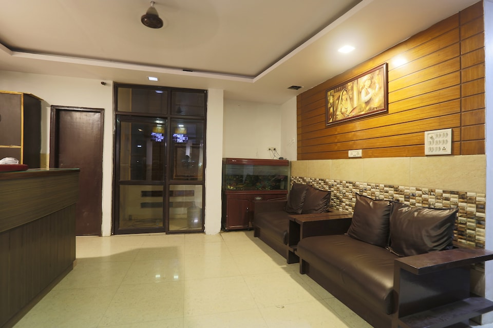 OYO Silver Residency Near V3s Mall, Anand Vihar Delhi, Delhi