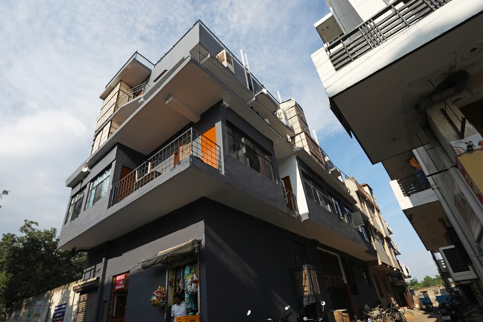 SPOT ON Hotel Black Near Omaxe Celebration Mall, Sohna Road, Gurgaon