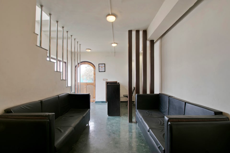 OYO Hotel Lake Resort, Dalgate Srinagar, Srinagar