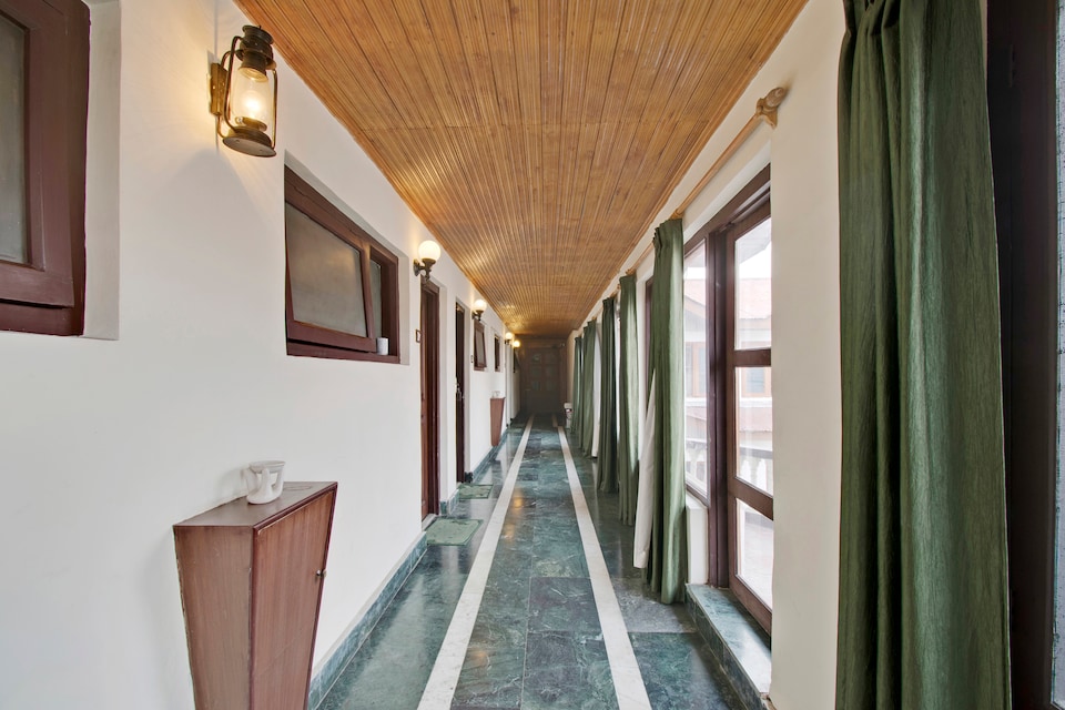 OYO Hotel Lake Resort, Dalgate Srinagar, Srinagar