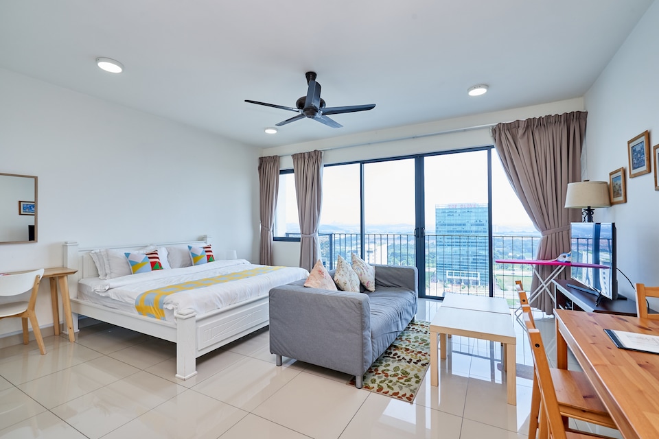 OYO Home 44001 Elegant Studio Setia Alam Trefoil - De Houz, Setia Alam, Klang